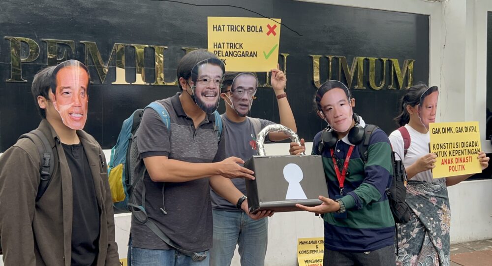 Aksi Teatrikal Koalisi Pemilu Bersih di Kantor KPU