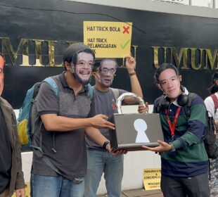 Aksi Teatrikal Koalisi Pemilu Bersih di Kantor KPU