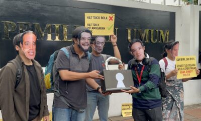 Aksi Teatrikal Koalisi Pemilu Bersih di Kantor KPU